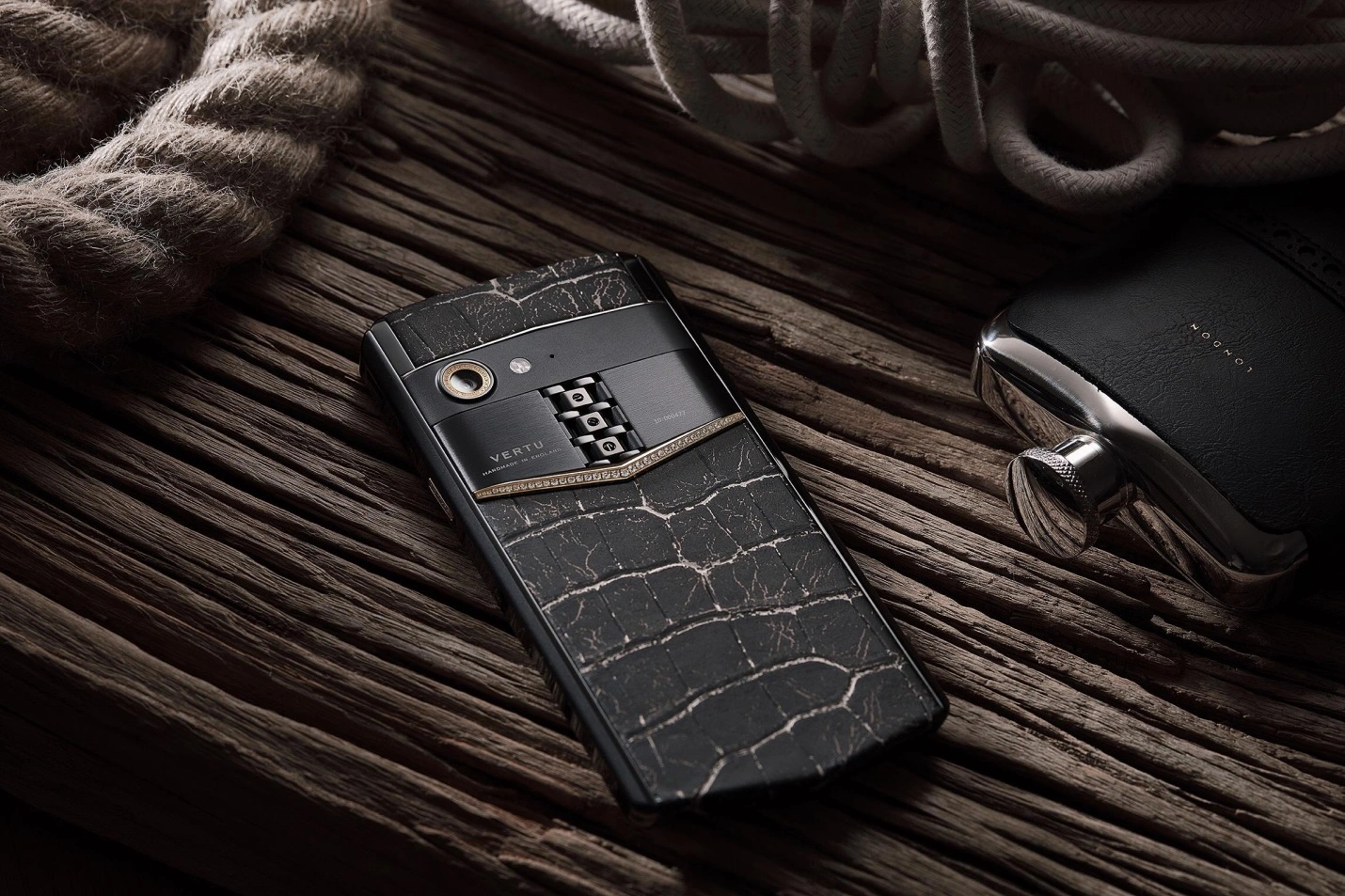 VERTU ASTER P - THIẾT KẾ ĐẲNG CẤP CỦA CHIẾC ĐIỆN THOẠI BÀN PHÍM XA XỈ | HOÀNG LUXURY