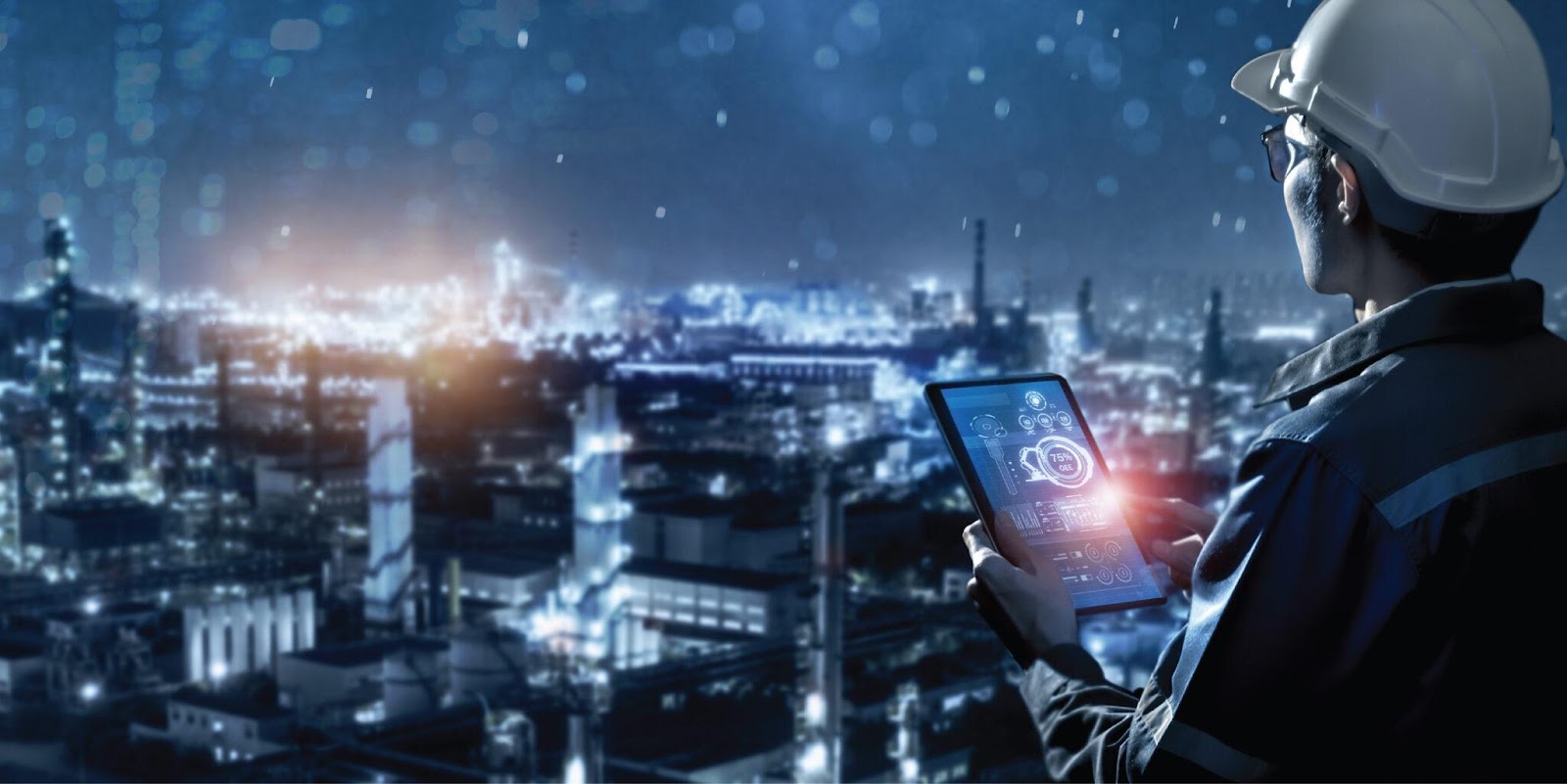 Homem com um tablet olhando para uma cidade