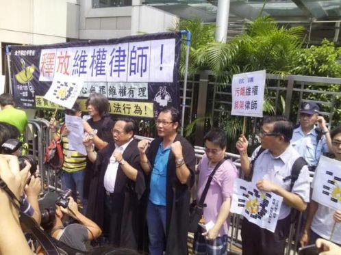 中共大规模抓捕约谈上百位律师 各地民主人士抗议