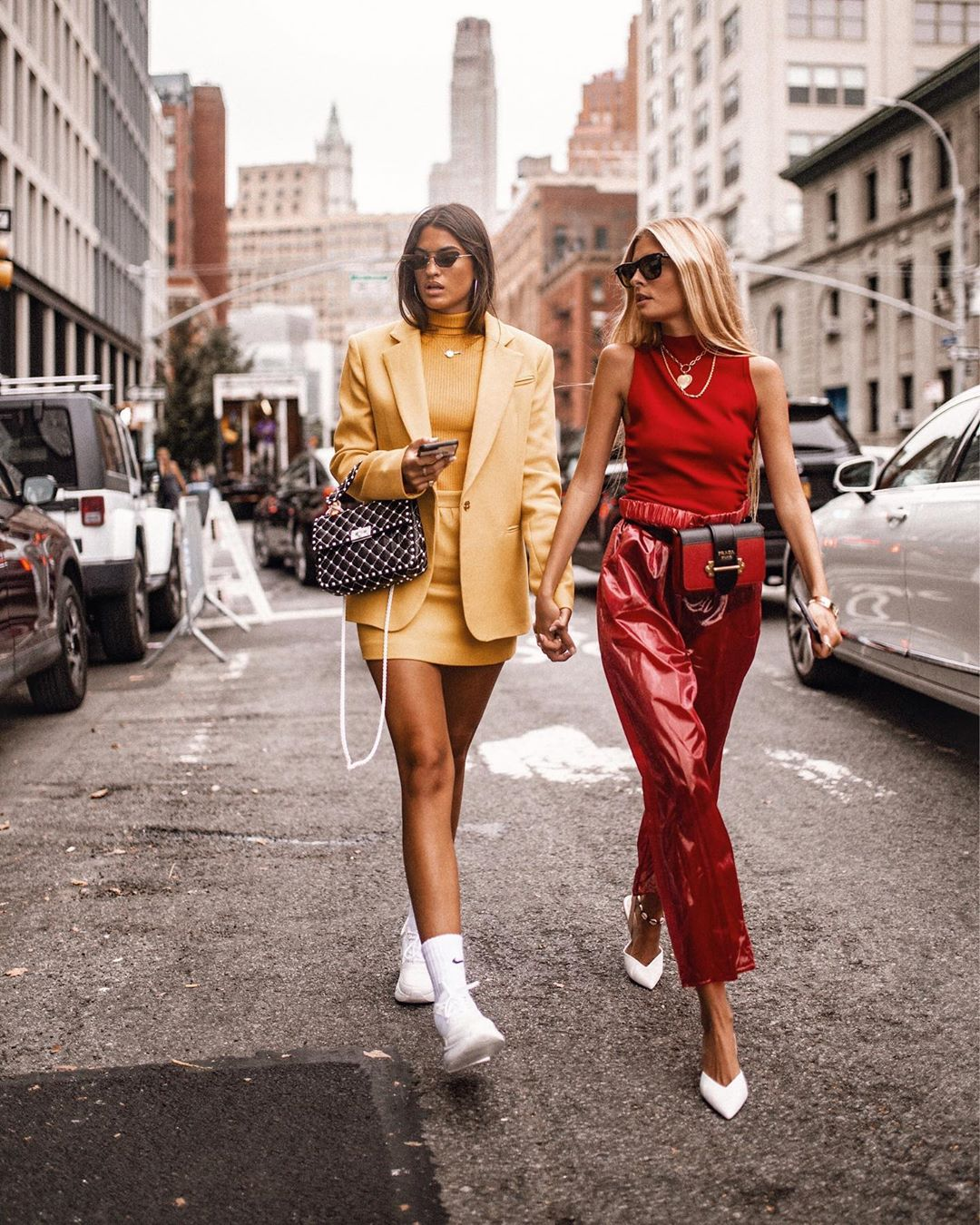La modelo Marta Lozano camina junto a su amiga luciendo un total look amarillo, uno de los mejores look de las influencers para copiar esta temporada.