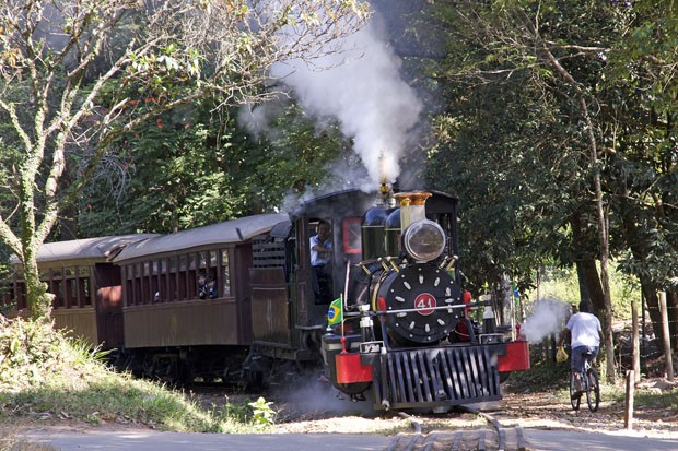 A velha locomotiva faz o primeiro trajeto do dia, de São João del-Rei à Tiradentes (Foto: Haroldo Castro/Época )