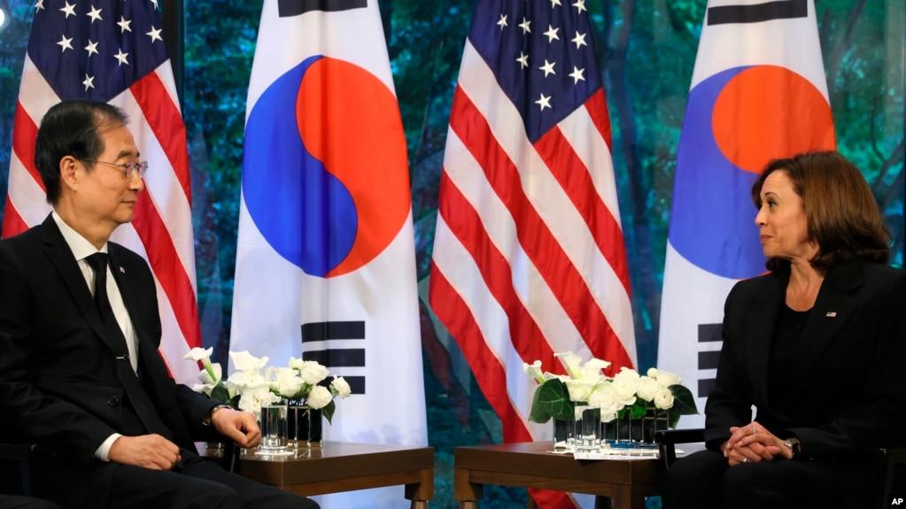 Thủ tướng Hàn Quốc Han Duck-soo và Phó Tổng thống Mỹ Kamala Harris tại Tokyo hôm 27/9/2022.