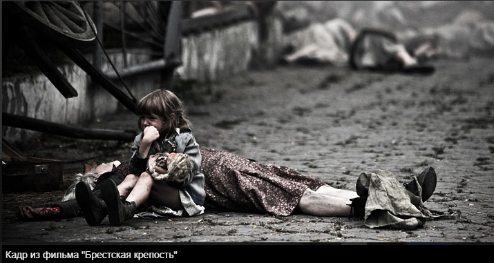 Фотофейк: Каза болгон апасынын жанында ыйлап отурган кыздын сүрөтү Украинада тартылган эмес (Фактчекинг)