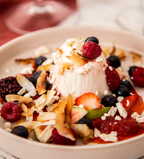 Panacota de yogurt deslactosado La Delfina frutos rojos, pimienta rosa e higos