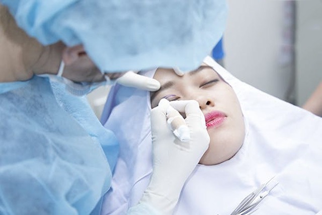 phẫu thuật cắt mắt 2 mí tại Thẩm Mỹ Việt Nam chính là một trong những giải pháp nhanh nhất để hoàn thiện vẻ đẹp cho đôi mắt.