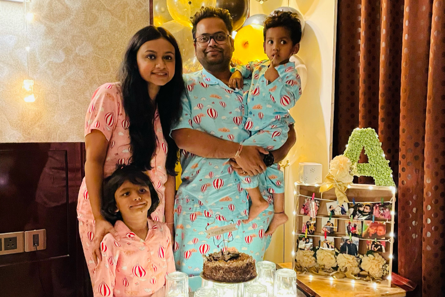 अपने पति और दोनों बच्चों के साथ घर में बर्थेडे सेलिब्रिट करतीं मॉम ब्लॉगर गर्विता