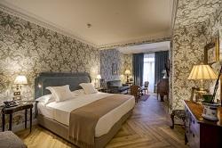 Una recámara con una cama grande

Descripción generada automáticamente