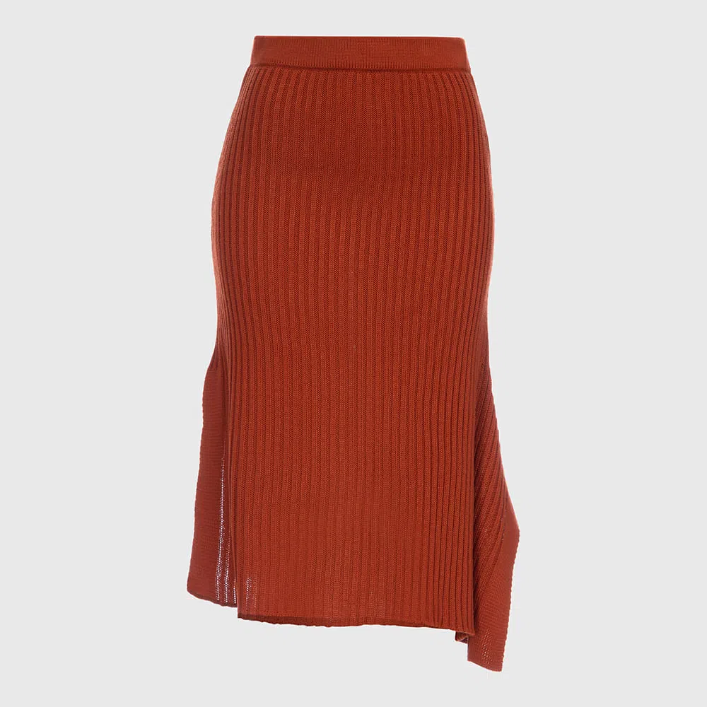 #DescriçãoDaImagem: imagem mostra saia comprimento midi na cor laranja escuro e tecido de tricô. Foto: C&A.