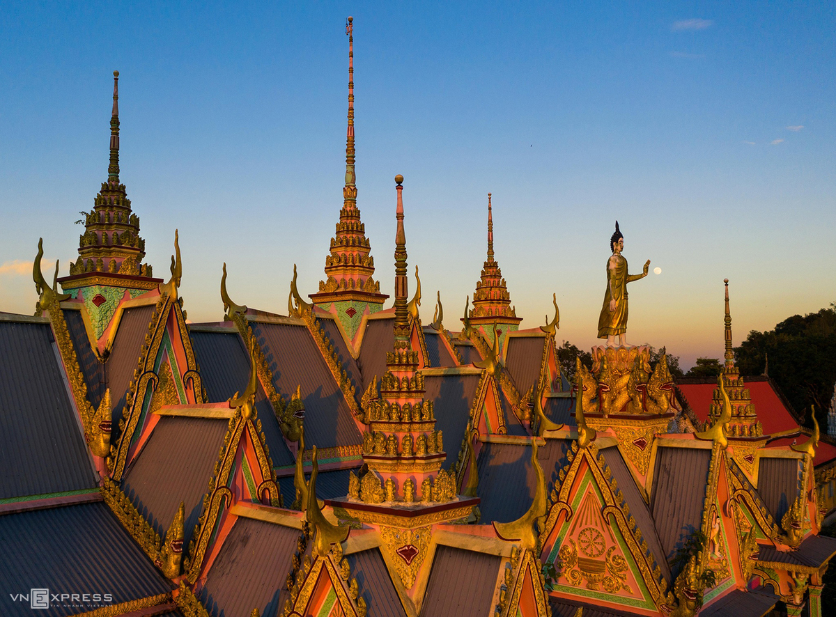 The top of the Som Rong pagoda