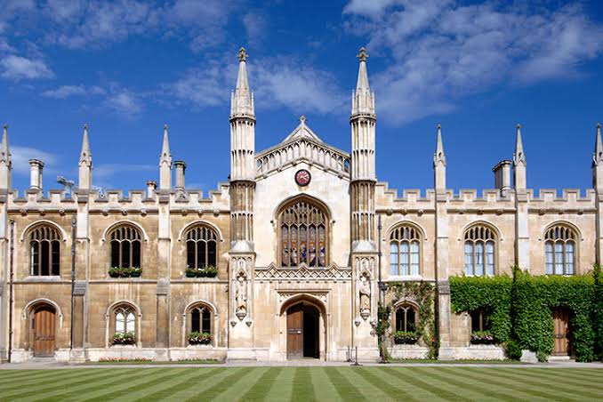جامعة كامبريدج أفضل الجامعات البريطانية .
