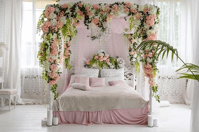 Giường cưới với chăn ga gối có màu sắc và họa tiết nhẹ nhàng tinh tế