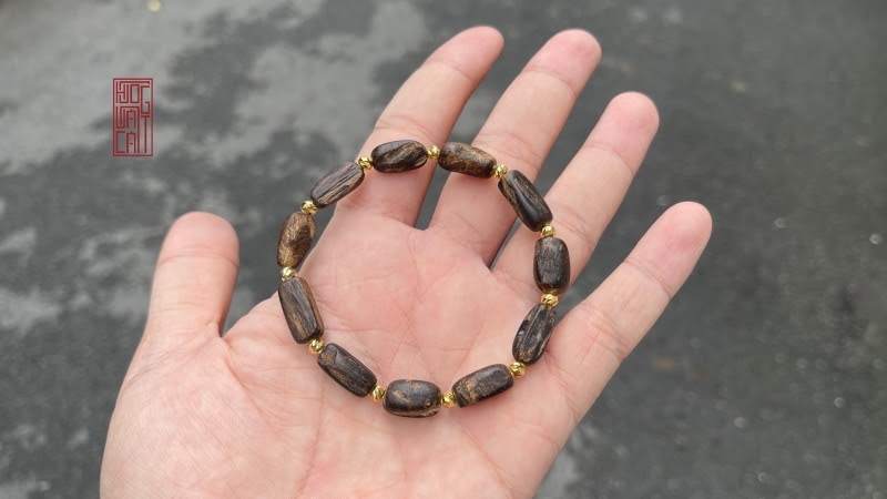 Vòng trầm thật mang những đặc điểm mà vòng giả không thể sao chép được