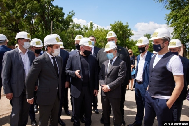 Президент Зеленский на строительстве дороги во время поездки в Днепропетровскую область. Фото: пресс-служба офиса президента Украины