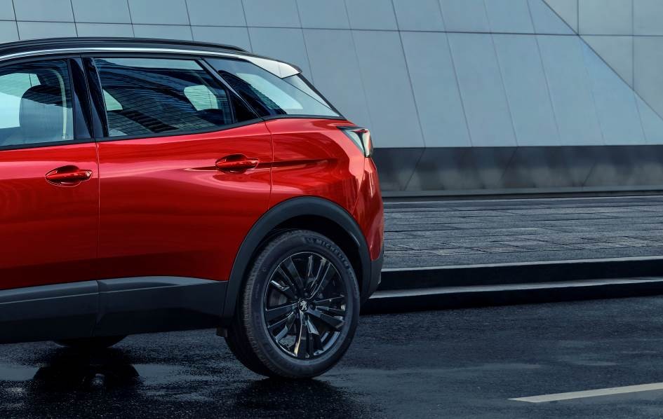 Peugeot 4008 Blackpack 2022 còn có đường chân kính màu đen bóng thay vì mạ crôm