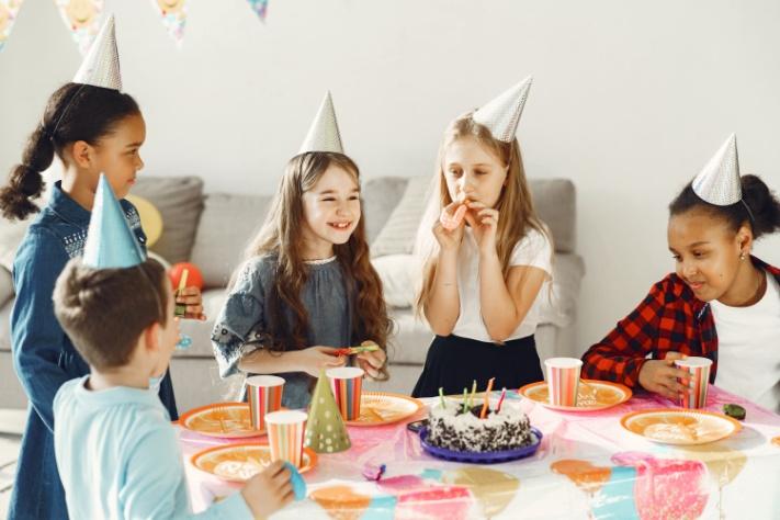 children-s-funny-birthday-party-in-decorated-room-happy-kids-with-cake-and-ballons.jpg