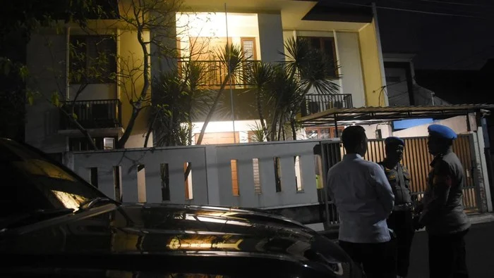 Rumah dinas Kadiv Propam Irjen Pol Ferdy Sambo di kawasan Jakarta Selatan dijaga polisi usai peristiwa baku tembak 2 ajudannya. Olah TKP telah dilakukan di sana