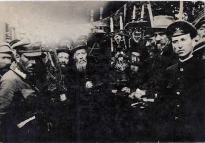 Еврейская делегация с Торой приветствует Главного Атамана войск УНР Симона Петлюру