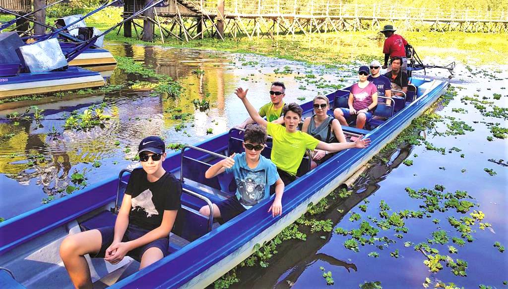 2. Du khách quốc tế thích phiêu lưu Trà Sư trong những ngày hè.