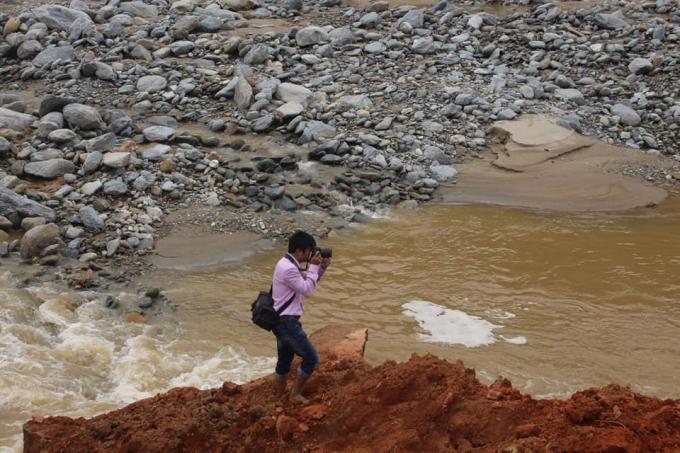 Tác nghiệp bên dòng suối lũ Phìn Ngan là một trong những kỉ niệm khó quên