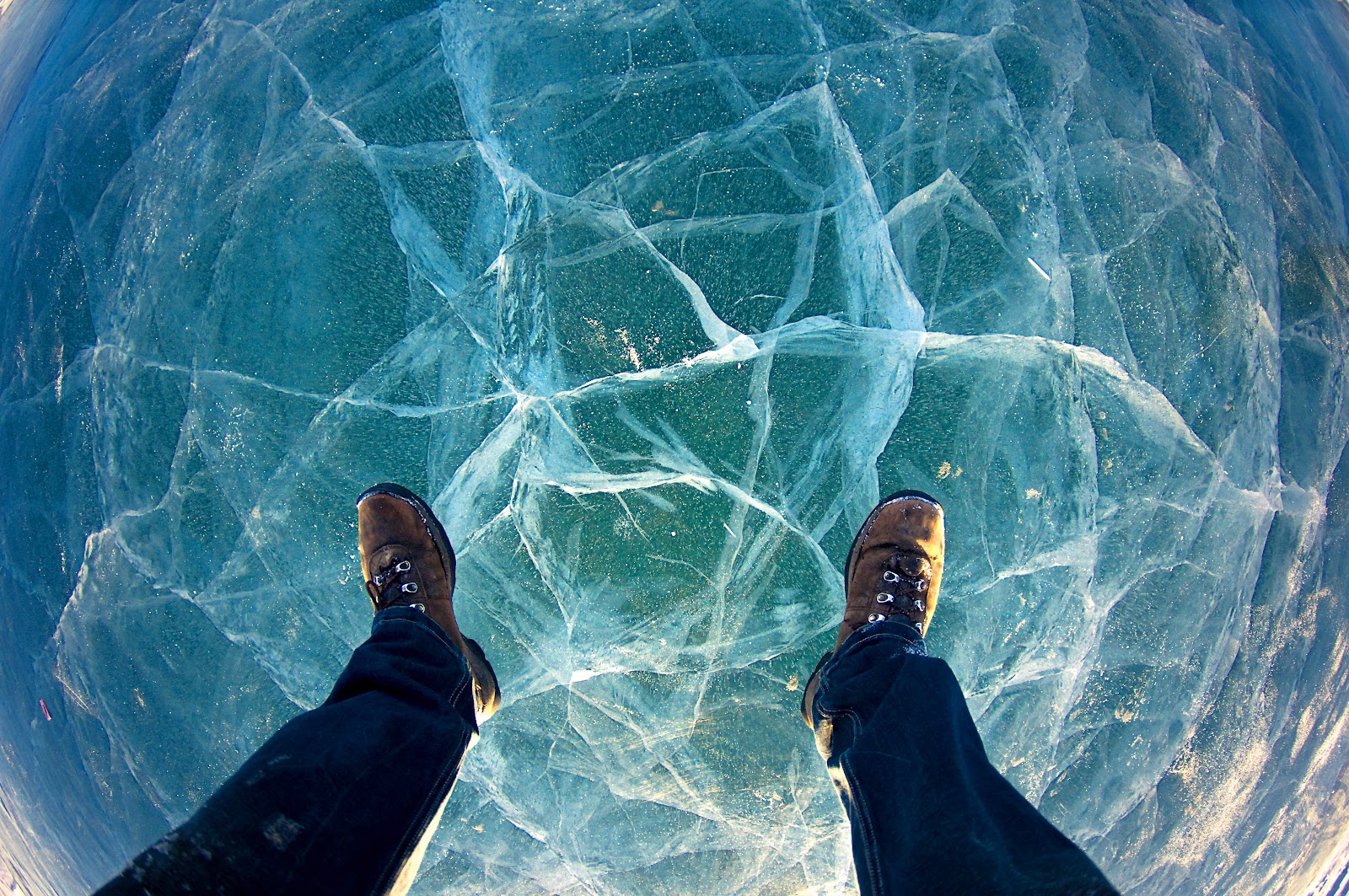По тонкому льду. Под ногами лед. Идти по тонкому льду. Хождение по тонкому льду.