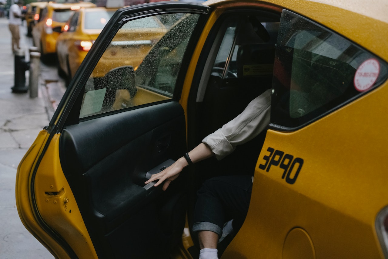 pasażer wsiadający do taksówki