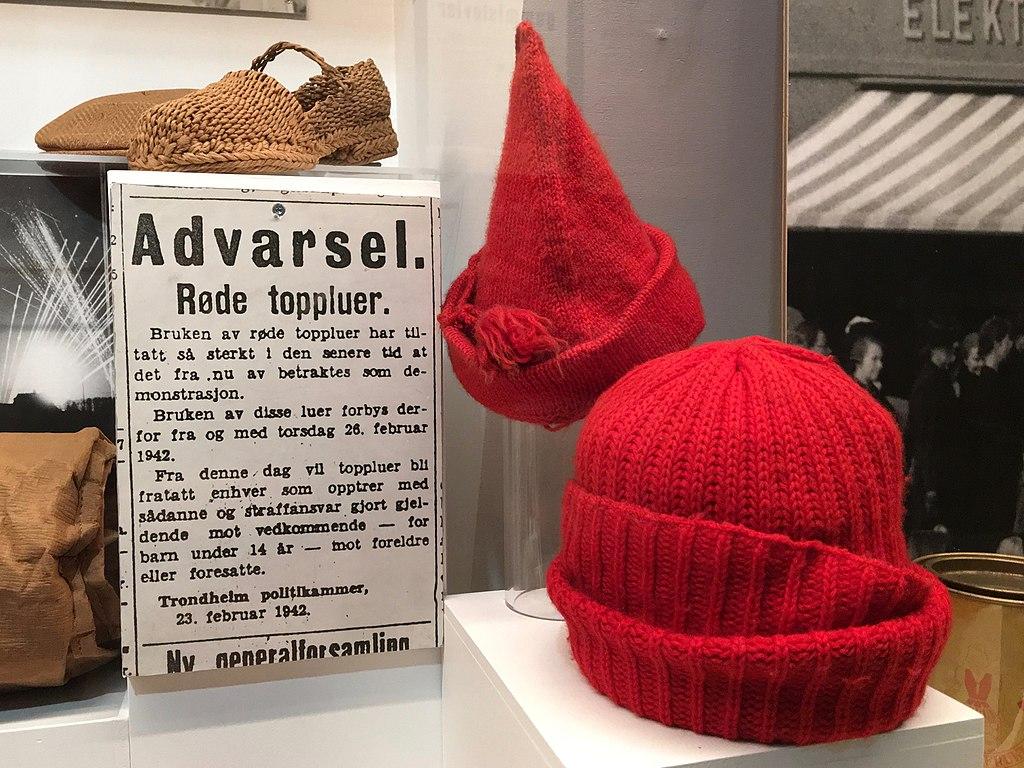 Ustilte røde toppluer på norsk forsvarsmuseum, strikking, strikkingens historie
