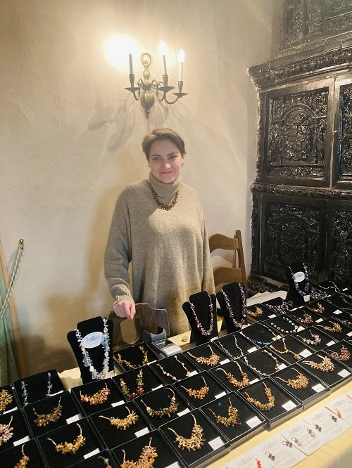 Izabela Sternbergová na výstavě se svými šperky značky "Šperky Bela". 
