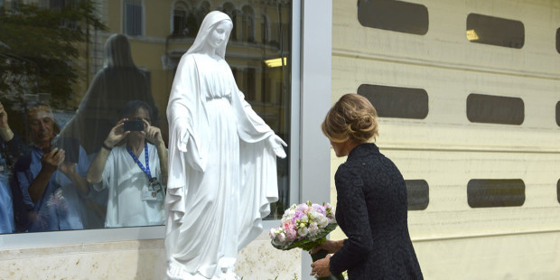 Bà Melania Trump đã chịu phép rửa tội Công giáo, Đức Hồng y Franc Rodé người Slovania khẳng định