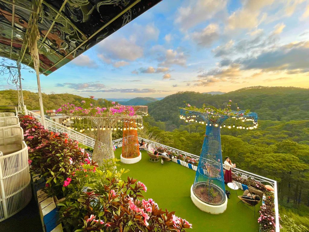 Quán cafe Horizon Đà Lạt triệu view với thung lũng rừng thông (Nguồn: Internet)