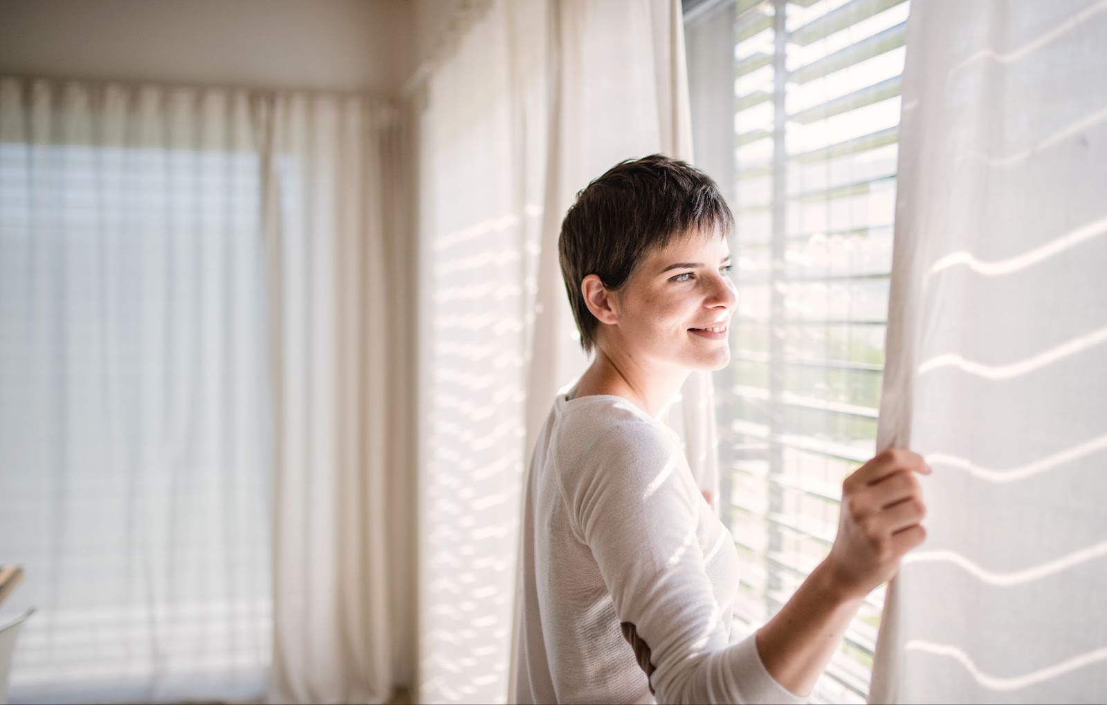 młoda kobieta patrząca przez okno