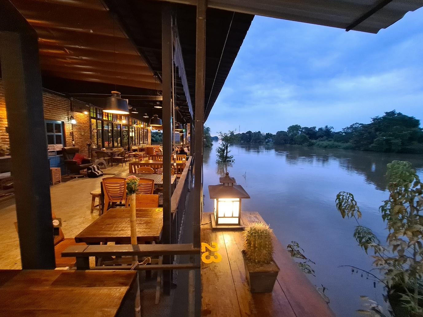 3. The River café & Bistro Prachinburi 02