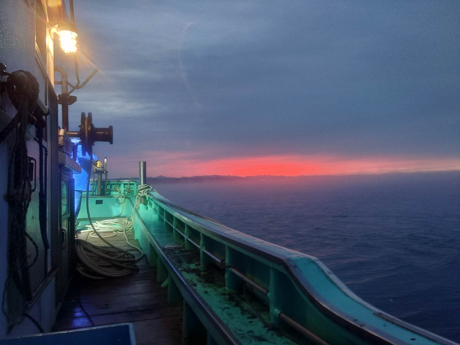 漁船から見る日の出前の海