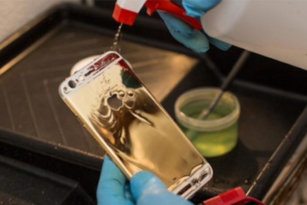 Quá trình xi mạ vàng chiếc điện thoại Iphone
