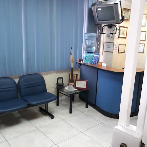 Opiniones de Centro de Implantología Oral Y Periodoncia en Quito - Médico