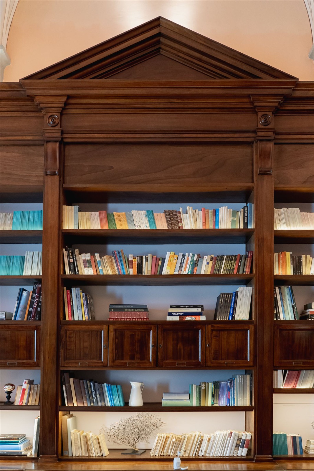 Hotel Il Salviatino ancient wooden library