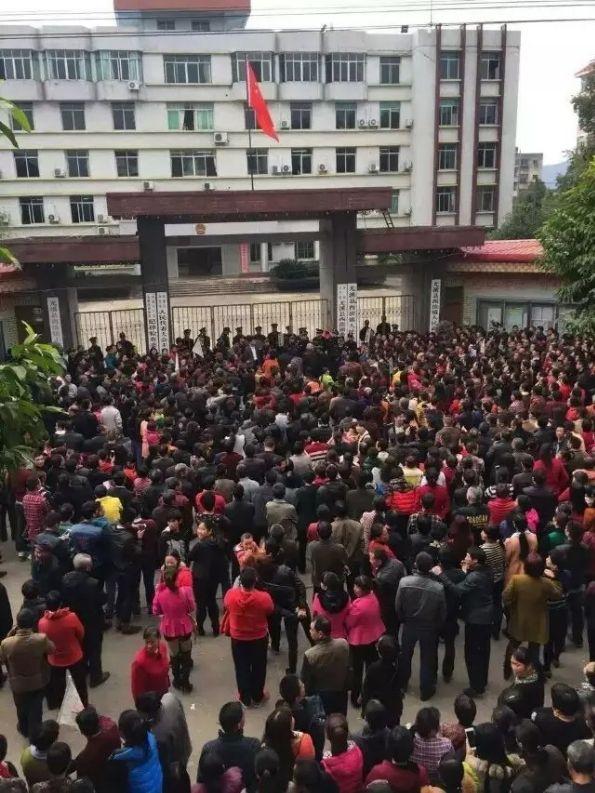 福建尤溪万人游行示威围堵政府迫使当局放弃污染项目