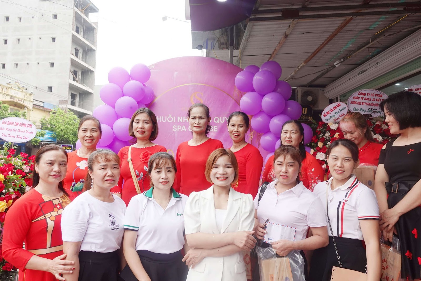 Hàng ngàn phần quà đươc trao cho khách hàng may mắn thông bao chương trình bốc thăm trúng thưởng