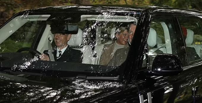 Hoàng tử Edward lái xe chở Nữ công tước xứ Cambridge và vợ chồng Công chúa Anne. Ảnh: UK Press