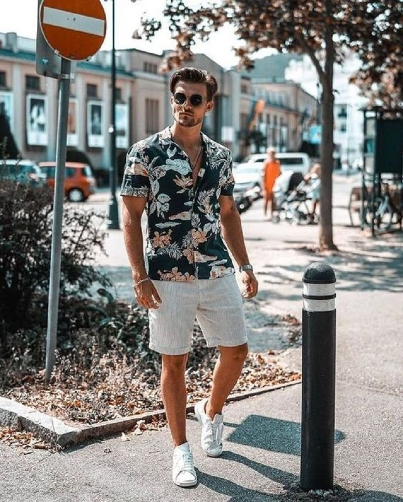 Quần short kết hợp với sơ mi nam họa tiết