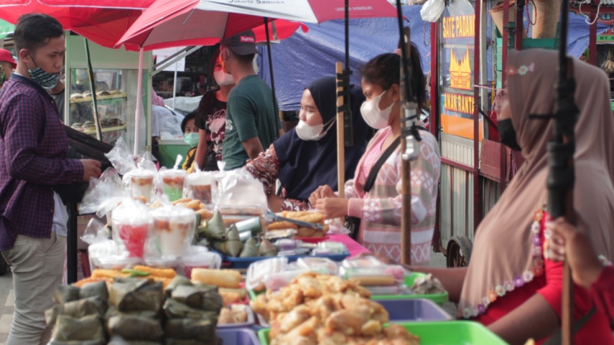 Takjil market on Jalan Panjang