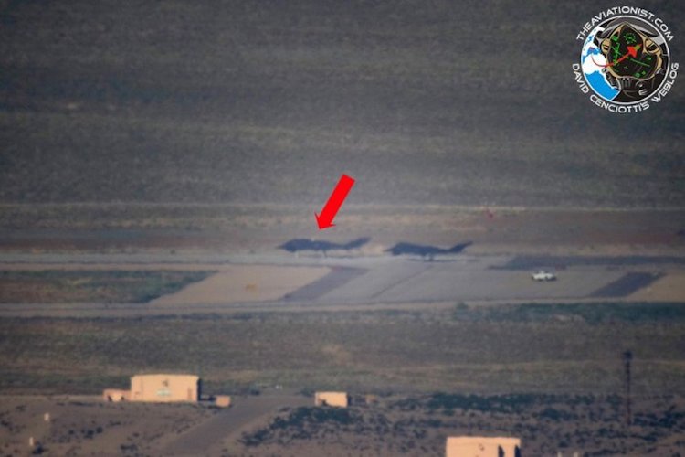 One of the interesting photographs taken by The Aviationist’s contributor “Sammamishman” at the end of July 2016. One of the aircraft seems to show a slightly different antenna/shape: just a visual effect caused by the distance?