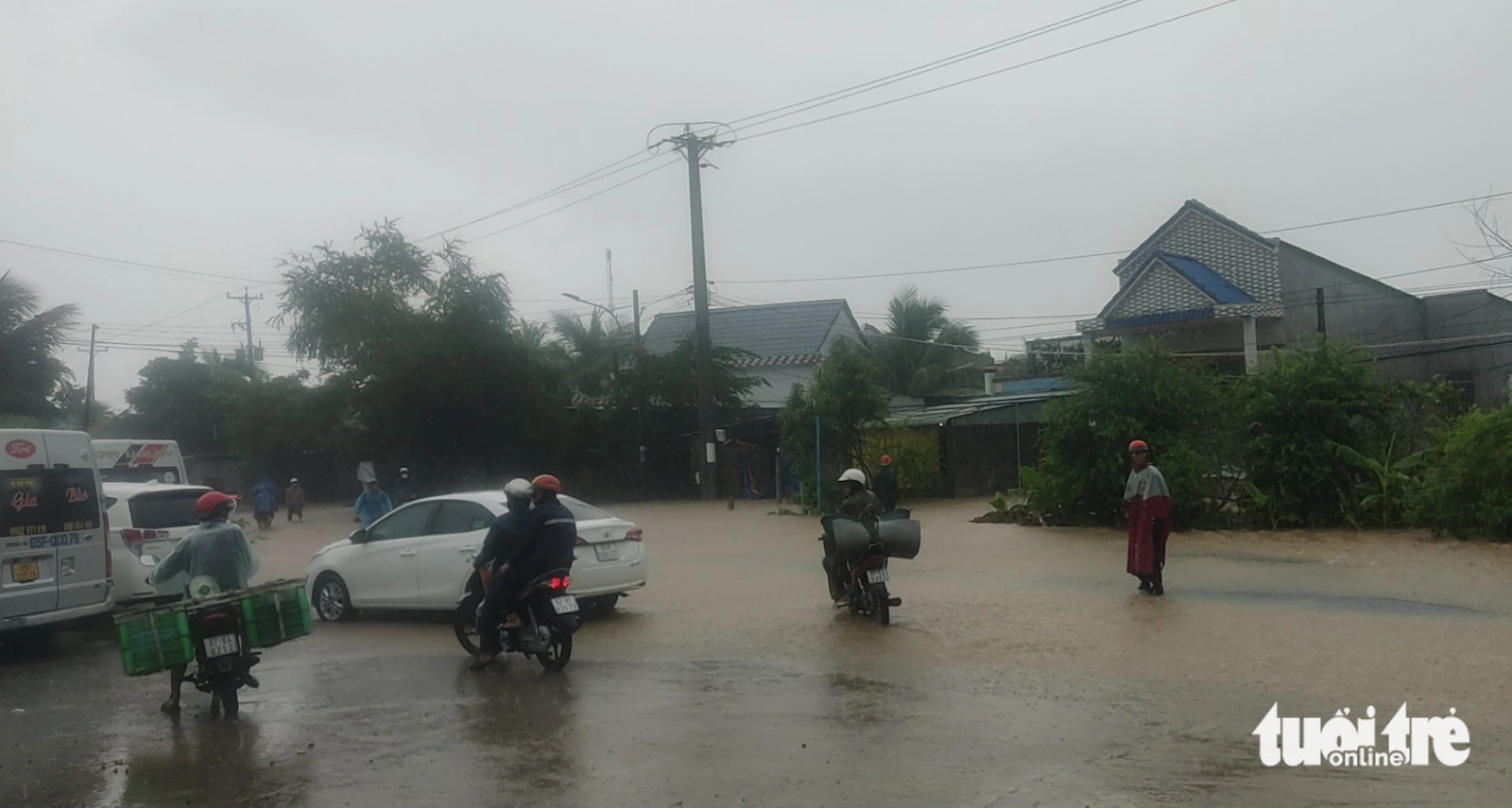 Tuyến đường 948, đoạn xã An Hảo, thị xã Tịnh Biên, An Giang bị ngập nặng vào trưa 30-7 - Ảnh: MINH KHANG