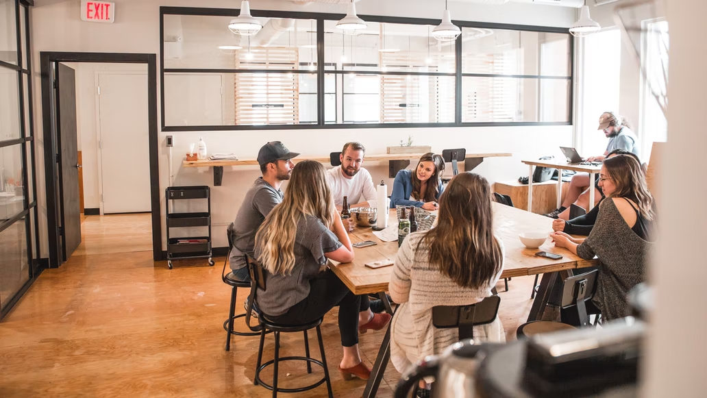 Spin-off e startup: grupo de pessoas reunidas conversando