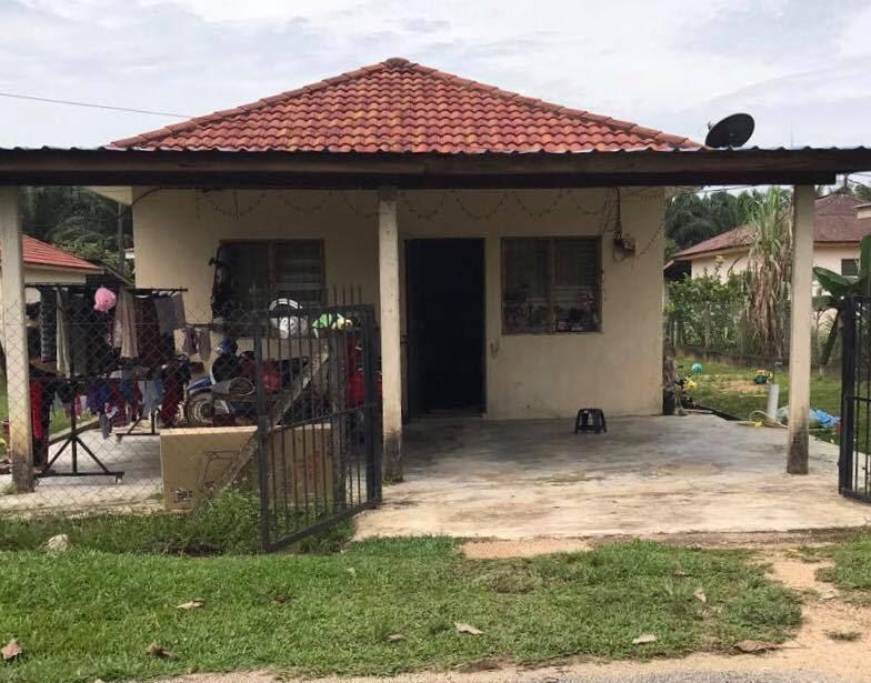 Gambar halaman rumah sebelum diubah suai.