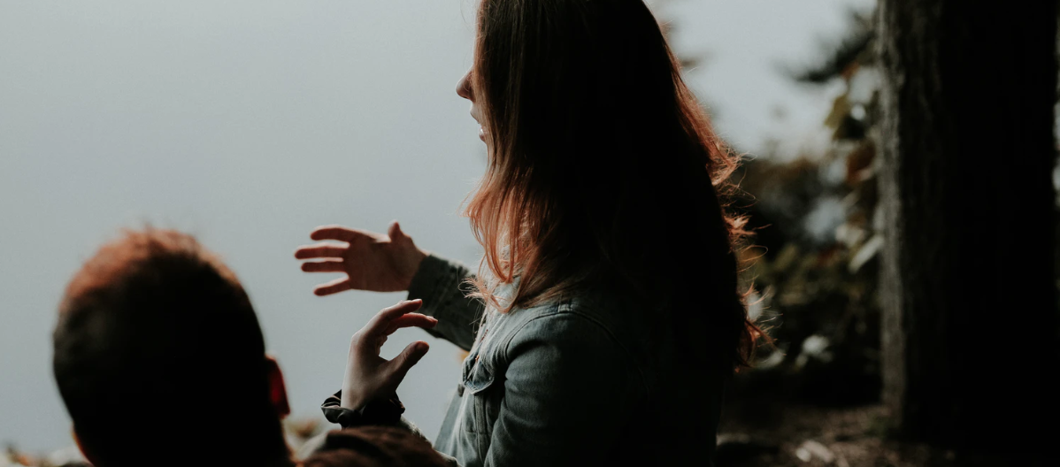 Woman explaining to a man