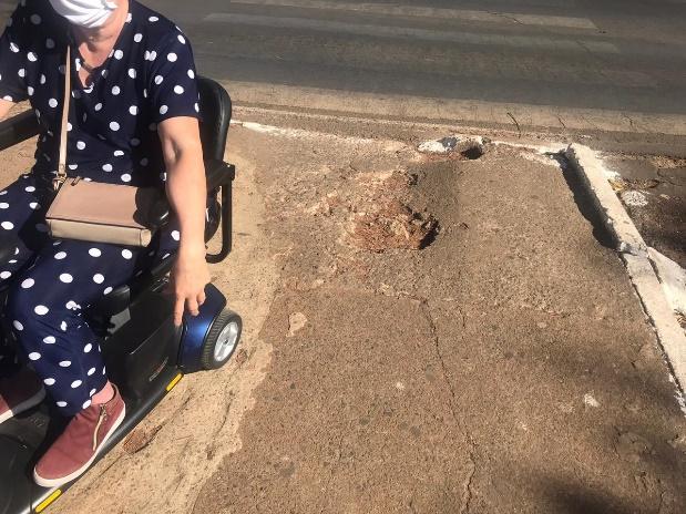 Pessoa sentada na areia Descrição gerada automaticamente