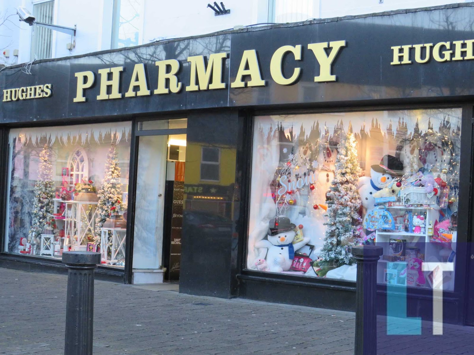 Como decorar a farmácia para o natal: exemplo de vitrine da Hughes Pharmacy