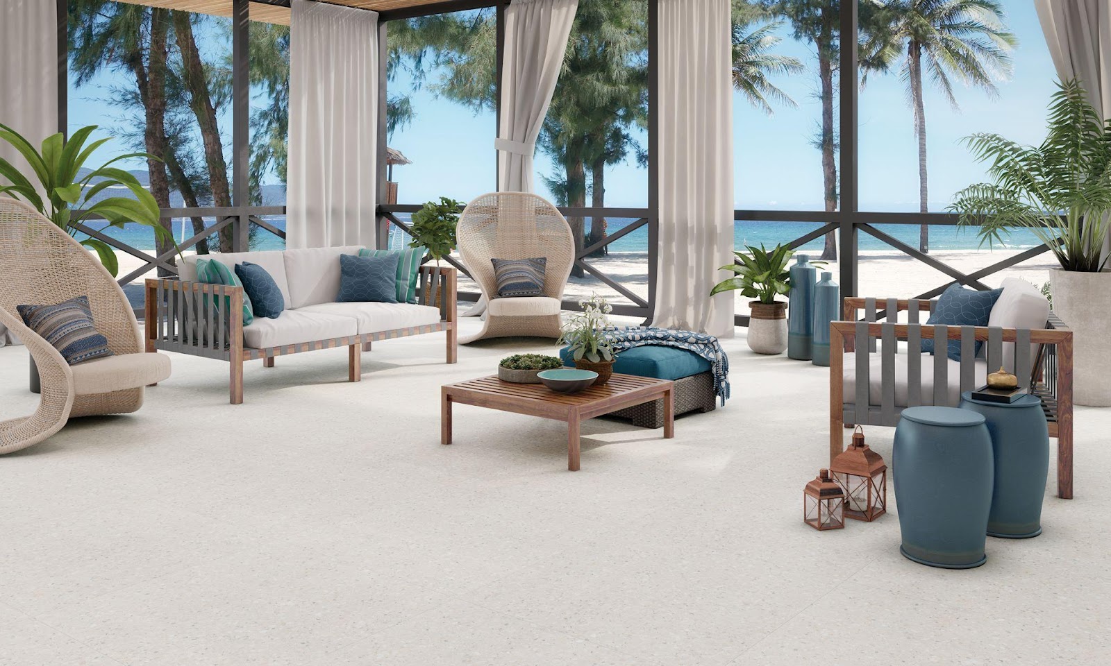 ambiente com vista para o mar com decoração praiana com sofás de madeira com estofado branco com almofadas azuis e verde, mesinha de centro d emadeira e granilite no piso imitando areia