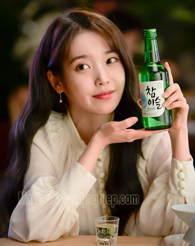 Ca sĩ IU nhiều năm làm gương mặt đại diện cho Jinro Soju (ảnh: internet)