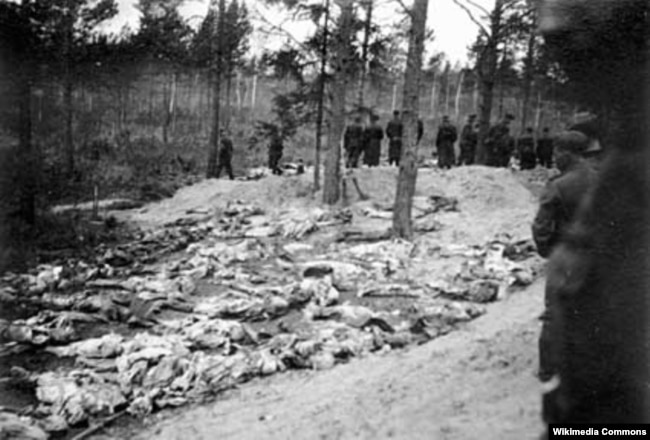 Тела пленных польских офицеров, убитых в Катыни, 1940 год